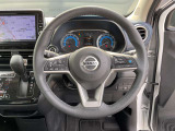 右、高速道路でアクセル、ブレーキ、ステアリングをサポートするプロパイロットの操作スイッチ。左、ナビ、メーターパネル内を操作するスイッチ。
