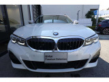 BMWの代名詞の【キドニーグリル】グリルが腎臓のように見えるので【キドニー】と呼ばれるようになりました。一目見ただけでBMWであると認識できる確固たるアイコンとして存在感を放ちます。