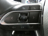 【ステアリングスイッチ】ステアリングから手を伸ばさなくても簡単にオーディオコントロールできますので、安全ですね。