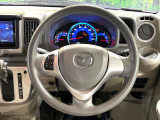インテリアに合わせたデザインのステアリングは、運転される方のことも考え、運転しやすい形状、大きさです。是非一度、実際に触ってお確かめください。