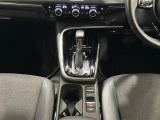 CVT車のセレクトレバーです。低速から高速まで、変速ショックのないスムーズな走りと、エンジン効率のよい領域を維持して燃費にも貢献。サイドブレーキはスイッチ操作の電子制御パーキングブレーキ。