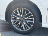 Audiは多様なホイールデザインを提供しており、スポークの形状やサイズ、仕上げ(ポリッシュド、マット、ブラックなど)によって選択肢が豊富です。