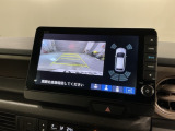 リバースギアに入れるだけで後方の表示へ切り替わります。夜間や雨の日の駐車も楽になりますよ。