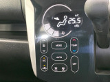 【オートエアコン】一度お好みの温度に設定すれば、車内の温度を検知し風量や温度を自動で調整。暑い&hellip;寒い&hellip;と何度もスイッチ操作をする必要はありません。快適な車内空間には必須の機能ですね♪