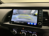 リバースギアに入れるだけで後方の表示へ切り替わります。夜間や雨の日の駐車も楽になりますよ。