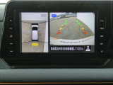 全周囲カメラで、クルマを上空から見下ろしているかのような映像を映し出します。周囲の状況がひと目でわかります!