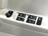 【電動格納ミラー】サイドミラーは電動格納式となっており、狭い駐車場でもキズがつくリスクを抑えられます。