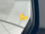 【ブラインドスポットモニター】走行中、ドアミラーの死角になりやすい箇所に後続車が接近するとサイドミラーのレンズに警告を表示!ドライバーに注意喚起をしてくれます。