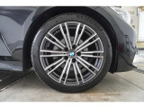 BMW承認の純正タイヤを装備しております☆お問合せ(無料ダイヤル)0078-6002-613077迄お待ちしております。大阪府吹田市芳野町5-55 毎水曜、第二・第三火曜日定休 営業時間10:00〜18:00