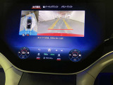 【全方位型モニター】クルマを上空から見下ろしているかのように、直感的に周囲の状況を把握できる全方位型モニター。狭い場所での駐車でも周囲が映像で確認できます。