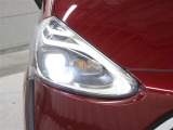 1灯の光源でロービームとハイビームの切り替え可能なBi-Beam LEDヘッドランプ(オートレベリング機能+LEDクリアランスランプ)を採用。先進性を強調したほか、省電力にも寄与しています。