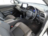 シンプルで使いやすいデザインの運転席です。