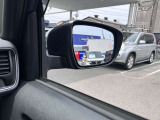 BSW『後側方車両検知警報』。 死角になりやすい隣接レーンの後側方を走行する車両を検知すると、ドライバーに表示で知らせ、さらにウィンカーを作動させた場合には、音と表示で警報します。