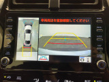 【パノラミックビューモニター】クルマを真上から見下ろした視点で駐車をサポートします!クルマの斜め後ろや真横など、いち早く障害物に気が付くことができます。