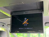 【14型有機ELフリップダウン】三列目からでも迫力のエンタメが観れる大画面フリップダウン。有機ELのモニターでは、一般的なフリップダウンよりも高コントラストでキレイな映像を楽しめます。