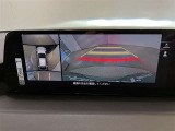 【パノラミックビューモニター】映像で、見づらい車両周辺の確認をアシスト。クルマを真上から見ているような映像を表示。 運転席から確認しにくい車両周囲の状況を把握。