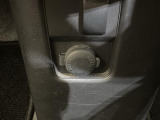 【シガーソケット(アクセサリーソケット)】車内で利用する電気製品の電源として広く利用できます!アダプターを入れることで、スマートフォンの充電なども可能です!