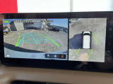 上空から見下ろしているかのような映像をディスプレイに映し出し、スムースな駐車をサポートします。画面は「トップビュー」のほか「サイドブラインドビュー」への切り換えが可能。ますます安心です