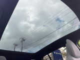 【パノラマガラスルーフ】固定式のガラスルーフで明るい車内空間を演出。日差しの強い日は電動スライドカーテンで調整するなど、季節を問わず開放的なドライブをお楽しみいただけます。