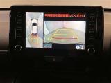 【パノラミックビューモニター】映像で、見づらい車両周辺の確認をアシスト。クルマを真上から見ているような映像を表示。 運転席から確認しにくい車両周囲の状況を把握。