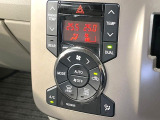 【オートエアコン】一度お好みの温度に設定すれば、車内の温度を検知し風量や温度を自動で調整。暑い&hellip;寒い&hellip;と何度もスイッチ操作をする必要はありません。快適な車内空間には必須の機能ですね♪
