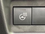 【ステアリングヒーター】冬場に冷たくなりやすい革巻きステアリングを、スイッチ一つで素早く適温に!エアコンよりも早く温まってくれるので、寒い日の運転も快適になりますね♪