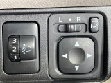 【電動格納ミラー】狭い道でのすれ違いや駐車場でミラーをたためることで歩行者や障害物との接触を防ぐことができます!