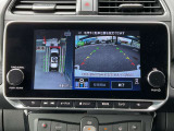 車両の側面にある死角をカメラで映し出し、車内のモニターに表示するシステムです。車両の側面は、ドアミラーや目視だけでは確認しづらい死角があるため、安全運転に役立ちます。
