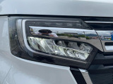【LEDヘッドライト】悪天候や夜間走行時も良好な視界を確保し安心して運転できる高輝度LEDヘッドライトを装備!点灯速度が早く、消費電力も抑えられています。