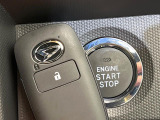 【キーフリーシステム】カバンやポケットに入れたままでもドアの施錠・解錠が可能なスマートキーを装備。エンジンのオン・オフ時もカギを取り出す必要が無いからとっても便利です♪