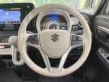 インテリアに合わせたデザインのステアリングは、運転される方のことも考え、運転しやすい形状、大きさです。是非一度、実際に触ってお確かめください。