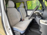 運転席まわりには十分なスペースがあり、大柄な方でもゆったり運転していただける環境です。