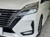 【LEDヘッドライト】悪天候や夜間走行時も良好な視界を確保し安心して運転できる高輝度LEDヘッドライトを装備!点灯速度が早く、消費電力も抑えられています。