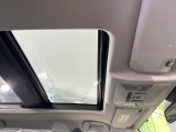 【サンルーフ】開放感たっぷりの希少装備、サンルーフが装着されています!車内に明かりを取り入れたり景色を楽しむ以外にも、車内の空気も簡単に換気できて快適です!