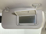【運転席サンバイザー】鏡が付いているのでメイク直しなどにも便利★