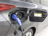 充電方法は急速充電やAC200V/16Aの普通充電に加え、家庭の配線をそのまま利用しての充電が可能なようにAC100V/6Aの普通充電にも対応しています。