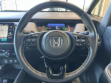 駐車場や交差点などでは軽く回せてスムーズに戻り、高速ではしっかりとした安心感のある手ごたえになる制御を採用したハンドルです!運転のしやすさに配慮し、こうした細部までこだわるハンドルです。