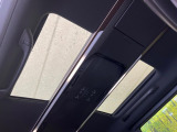 【ガラスルーフ】ガラスルーフ搭載で車内の解放感が一気にアップ!開放的なドライブをお楽しみいただけます。