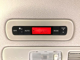 【リアオートエアコン】広い後部座席には必須の機能!風量や温度を自動で調整し前席と同様な車内環境にしてくれるリアオートエアコンを装備。夏の暑さも冬の寒さもストレスなく快適にお過ごしいただけます♪