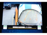バックギアに入れるとバックカメラの映像がナビに映ります。障害物までの距離もわかりやすいです。