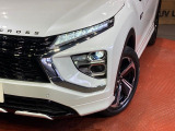 【LEDヘッドライト】悪天候や夜間走行時も良好な視界を確保し安心して運転できる高輝度LEDヘッドライトを装備!点灯速度が早く、消費電力も抑えられています。