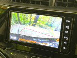 【バックカメラ】駐車時に後方がリアルタイム映像で確認できます。大型商業施設や立体駐車場での駐車時や、夜間のバック時に大活躍!運転スキルに関わらず、今や必須となった装備のひとつです!