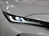 「アダプティブハイビームシステム(AHS)」が装備。LEDの配光範囲を細やかに制御し、先行車や対向車に光が当たる部分だけを自動的に遮光するので、ハイビームでの走行頻度がより向上します。