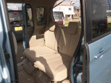後部座席も広々で快適です♪フロアマットもまだまだ綺麗でルームクリーニングしてからの納車になります!