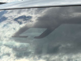 【三菱e-Assist】走行中に前方の車両等を認識し、衝突しそうな時は警報とブレーキで衝突回避と被害軽減をアシスト。より安全にドライブをお楽しみいただけます。