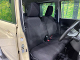 運転席まわりには十分なスペースがあり、大柄な方でもゆったり運転していただける環境です。