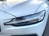 【LEDヘッドライト】明るく眩しいハイビームを先行車や対向車に照射しないオートハイビームを備えたLEDヘッドライト。北欧神話に登場するトールハンマーをモチーフにした、一目でボルボとわかるデザイン。