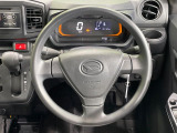インテリアに合わせたデザインのステアリングは、運転される方のことも考え、運転しやすい形状、大きさです。是非一度、実際に触ってお確かめください。