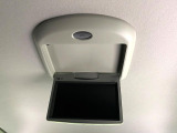 【フリップダウンモニター】大画面モニターで後席でもエンタメをお楽しみいただけます。小さなお子様にも大人気の装備です♪