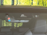 【プリクラッシュセーフティ】前方の車両等を検知し、衝突しそうな時は警報で注意を促し、ブレーキを踏む力をサポート。ブレーキを踏めなかった場合は衝突被害軽減ブレーキが作動、衝突回避をサポートします。